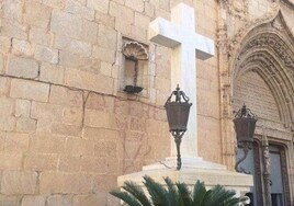 La cruz de Callosa del Segura antes de su retirada.