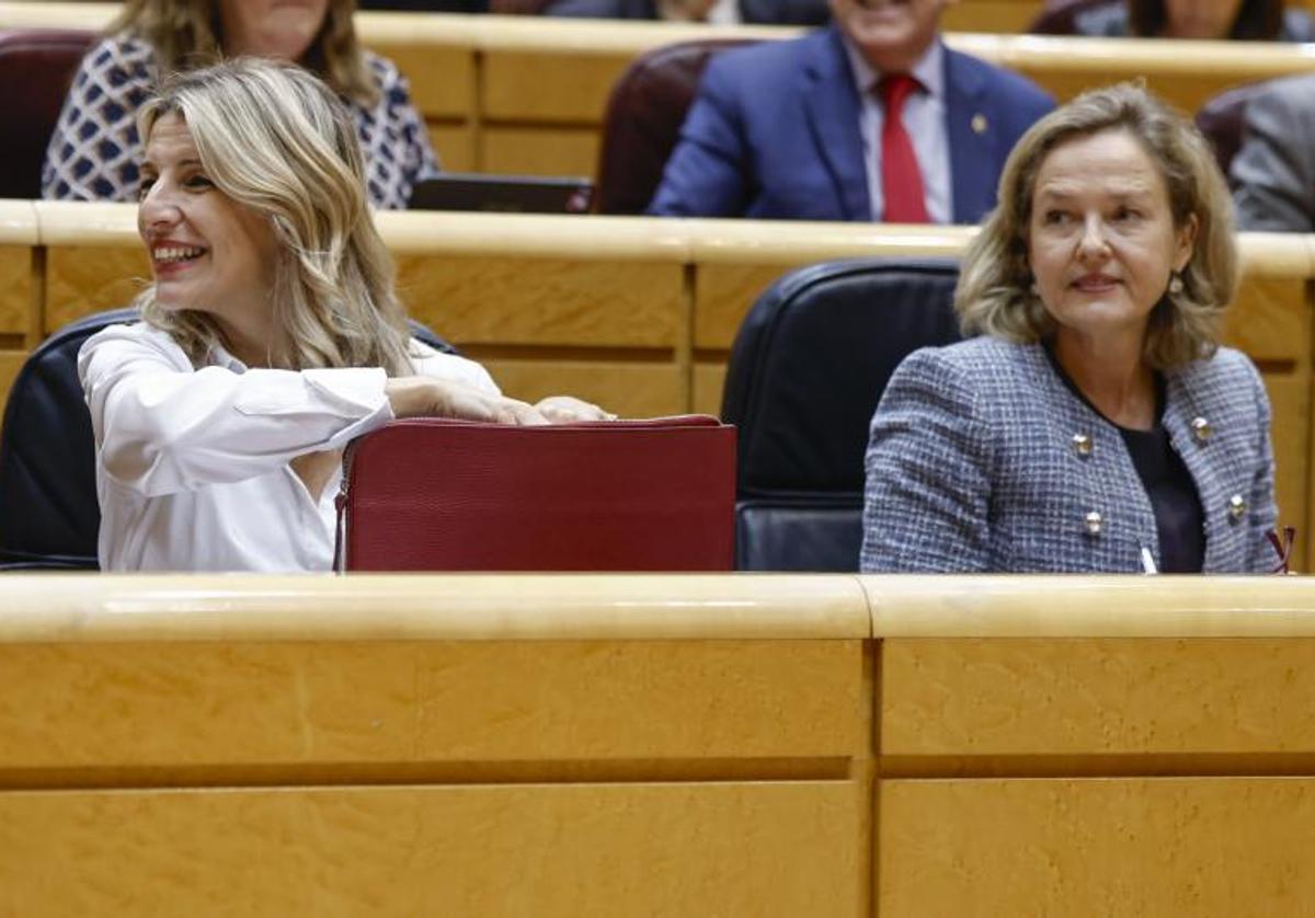 Yolanda Díaz (izq.) y Nadia Calviño.