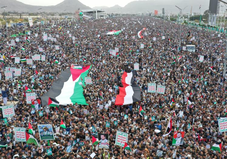 Multitudinaria manifestación en favor de Palestina en la capital yemení.