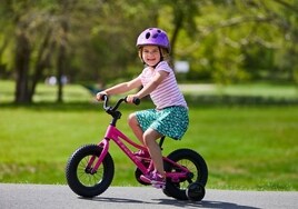 Tanto si lleva ruedines como si es una bici sin pedales, hay que elegir el tamaño más adecuado a la talla del niño