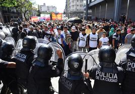 La Policía de Argentina intenta frenar la avanzada de los participantes en una manifestación en contra de Milei