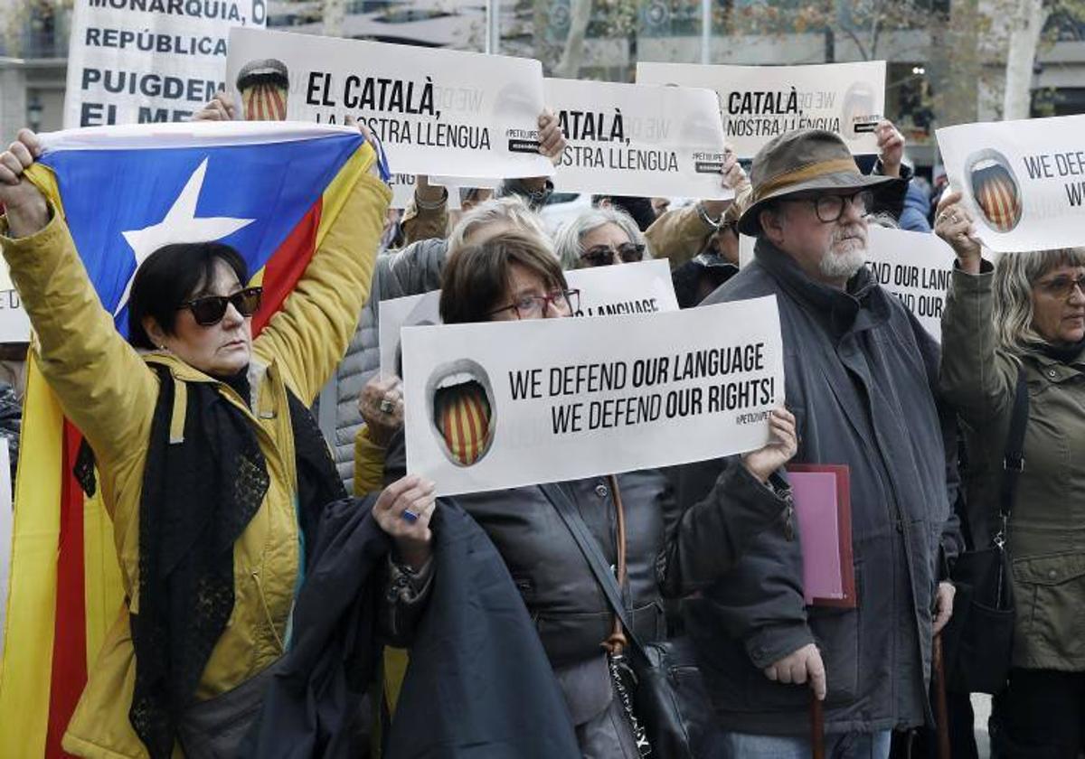 Simpatizantes de la ANC durante el acto celebrado frente a la sede de la representación del Parlamento Europeo en protesta por la visita de la delegación de eurodiputados.