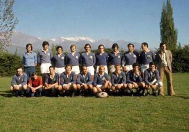 Gustavo Zerbino posa con el equipo de rugby de los Old Christians de Montevideo un año después del accidente (quinto de pie por la izquierda). (