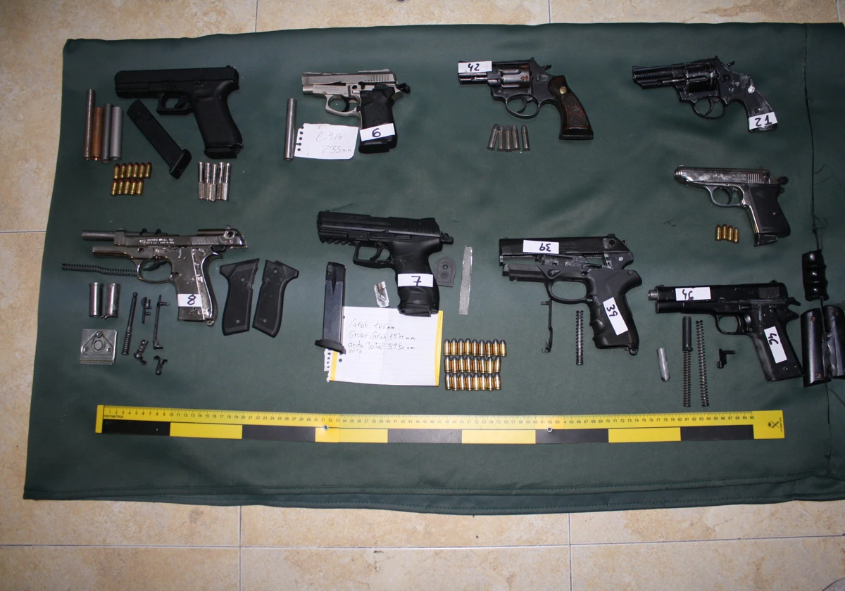 The Civil Guard dismantles a clandestine workshop of war weapons and explosives in Alicante