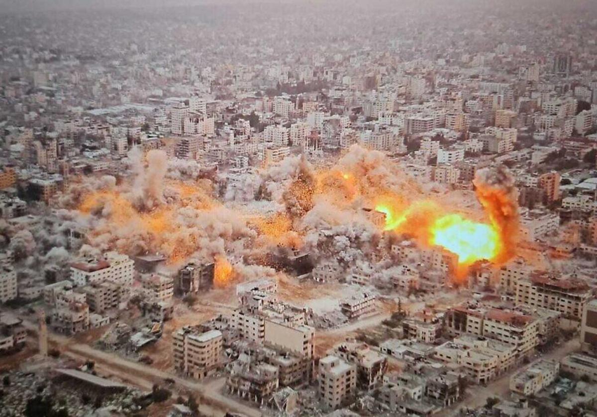 Momento en el que el ejército destruye con una explosión subterránea la ciudad de los líderes de Hamás bajo la Plaza Palestina.