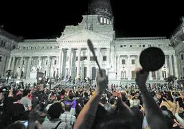 Miles de personas se congregaron ante el Congreso para protestar por el decreto.