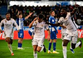 Lucas Vázquez celebra junto a Rüdiger, con Bellingham al fondo, el tanto de la victoria blanca en Mendizorroza.