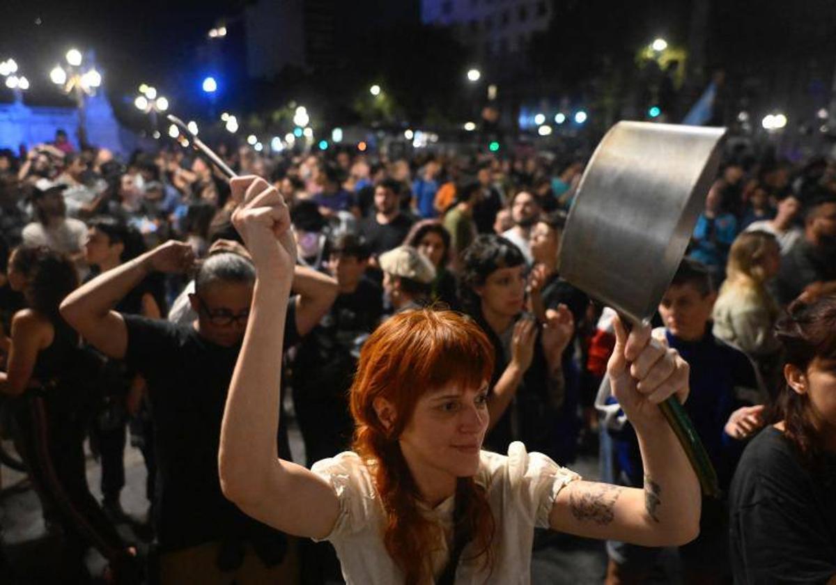 Cacerolada de protesta por la medidas de Milei.