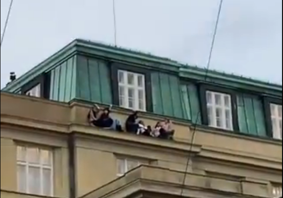Unas estudiantes se protegen desde una cornisa de los disparos