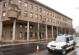 Exterior de la comisaría de la Policía Nacional en Vitoria.