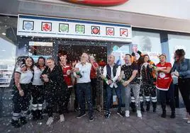 Los propietarios y empleados de la gasolinera La Chasnera (Tenerife) celebran haber vendido el primer premio.