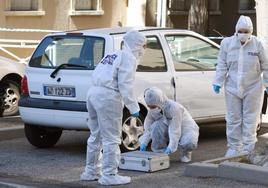 Forenses de la Policía francesa examinan el escenario de un crimen en Marsella.