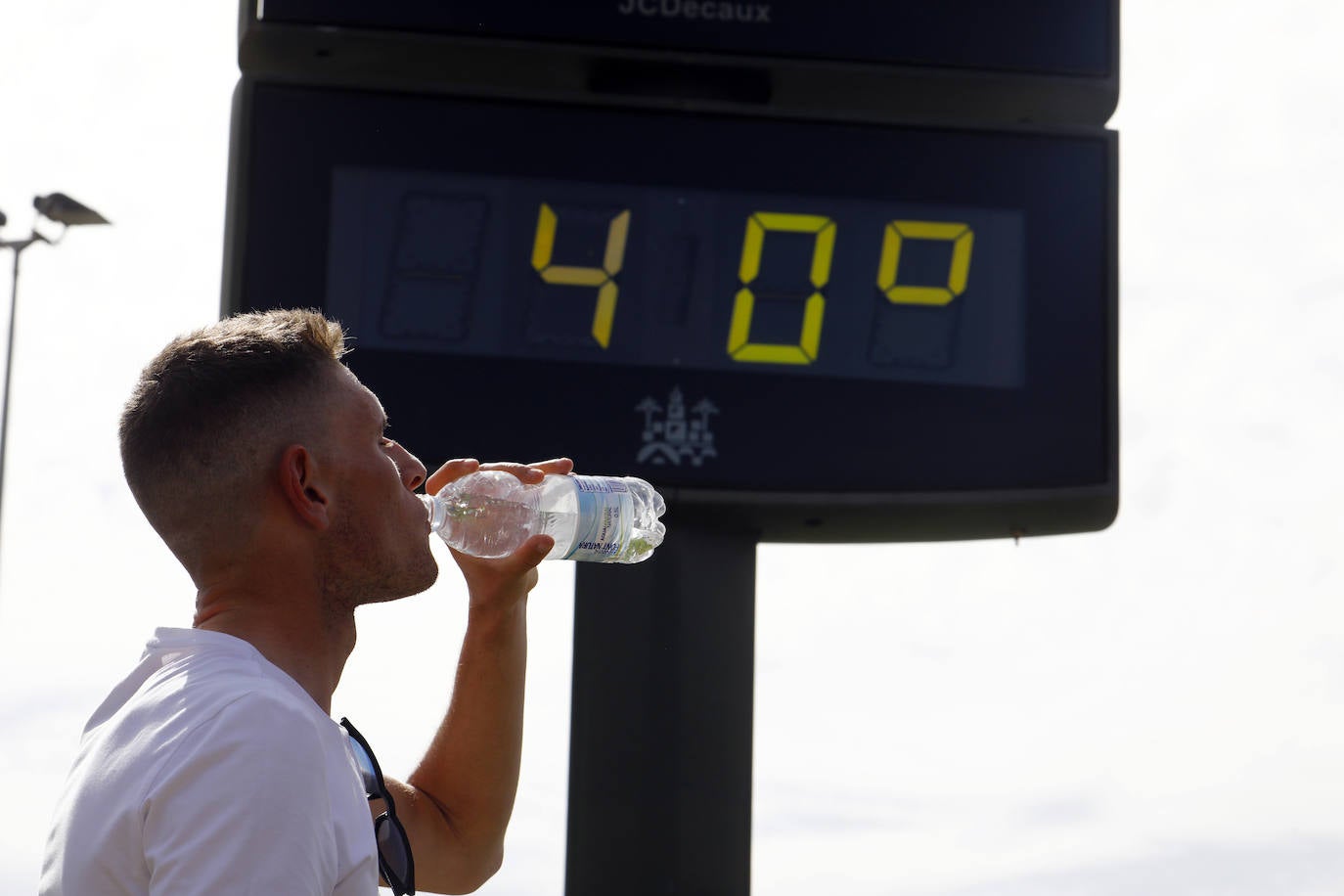 Un hombre se hidrata en Córdoba, en una de las olas de calor de este año.