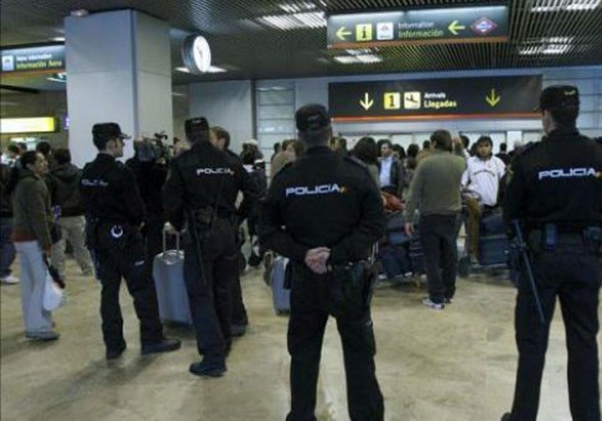 Policías y pasajeros en el aeropuerto de Barajas