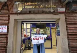 La lotera de la administración de la calle Padre Tomás Lorenzo, en Teruel, muestra un cartel con uno de los quintos premios que ha vendido íntegro.