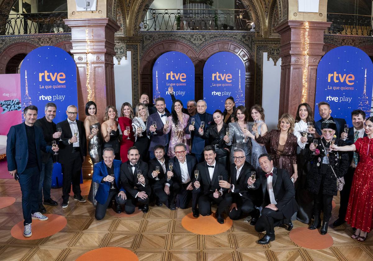 Foto de familia de los asistentes a la presentación de la programación navideña de RTVE, en el Palacio de la Prensa de Madrid.