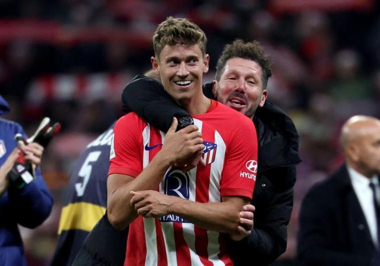 Simeone abraza a Marcos Llorente, autor del gol del triunfo del Atlético ante el Sevilla.