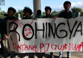 Estudiantes protestan contra la creciente llegada de refugiados rohinya a la provincia de Aceh, en Indonesia.