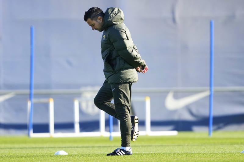 Xavi Hernández, pensativo durant un entrenamiento del Barça.