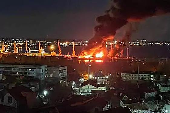 La aviación ucraniana destruye un buque anfibio ruso amarrado en Crimea