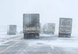 Una tormenta de nieve impide el tráfico en una carretera de Nebraska.