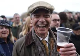 El político británico Nigel Farage reacciona durante una celebración del Boxing Day.