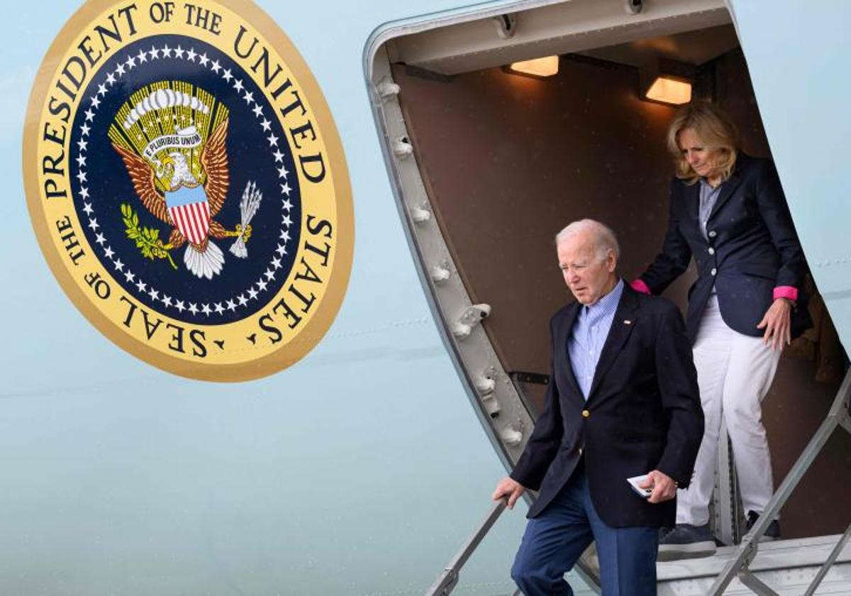 Joe Biden y su esposa Jill bajan ayer del Air Force One al llegar al aeropuerto Henry E. Rohlsen de Christiansted, Saint Croix, en las Islas Vírgene, donde pasarán las vacaciones de Año Nuevo.