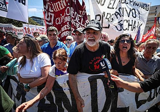 Miles de personas protestan contra la batería de 300 reformas que el Gobierno de Argentina ha anunciado