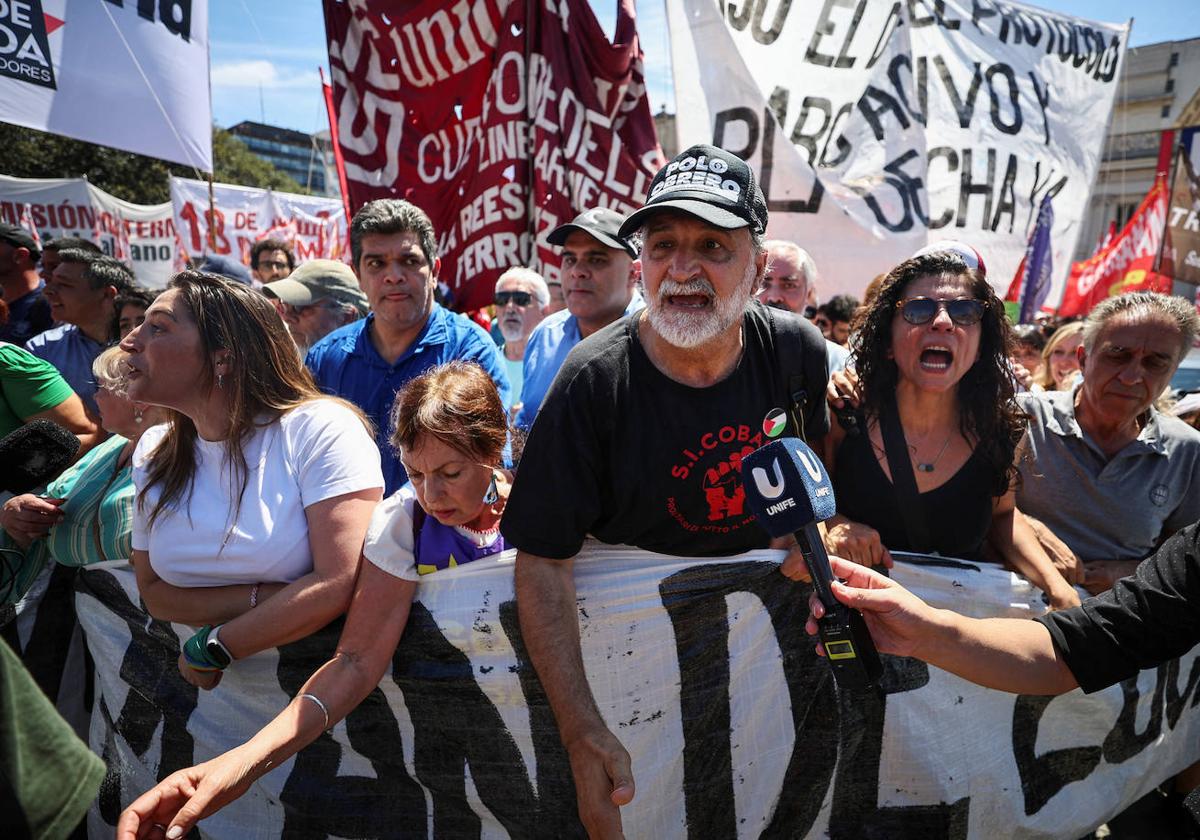 Miles de personas protestan contra la batería de 300 reformas que el Gobierno de Argentina ha anunciado