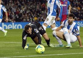 Diego López, durante un derbi de Barcelona con el Espanyol.