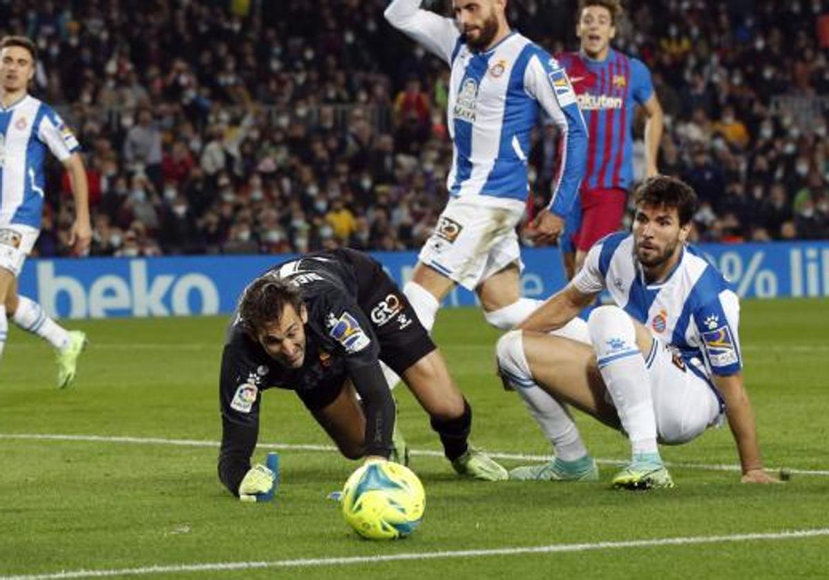 Diego López, durante un derbi de Barcelona con el Espanyol.