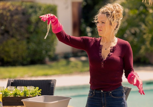 Andrea Anders en el papel de Sandra, literalmente lavando dinero