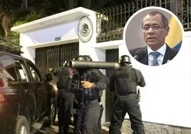 Agentes del cuerpo especial de Policía de Ecuador se disponen a entrar por la fuerza en la embajada de México en Quito para detener al exvicepresidente Jorge Glas.