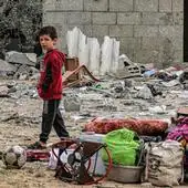 Un niño observa los objetos recuperados de un edificio bombardeo por Israel en Gaza.