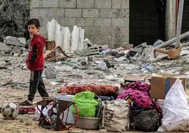 Un niño observa los objetos recuperados de un edificio bombardeo por Israel en Gaza.