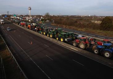 Los agricultores comienzan a bloquear con sus tractores los accesos a París