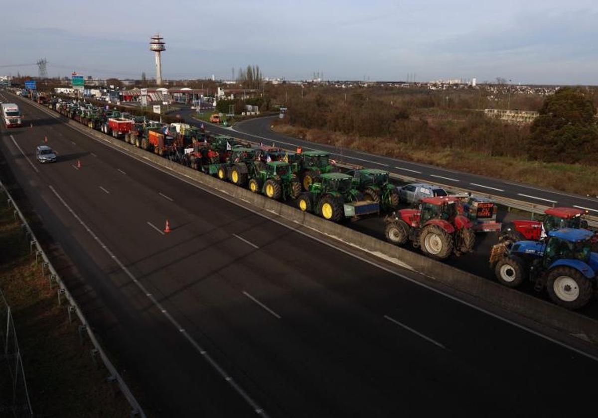 Los tractores comienzan a bloquear los accesos de París.