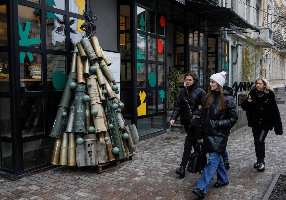 La gente pasa junto a un árbol de Navidad hecho con proyectiles de artillería en Kiev