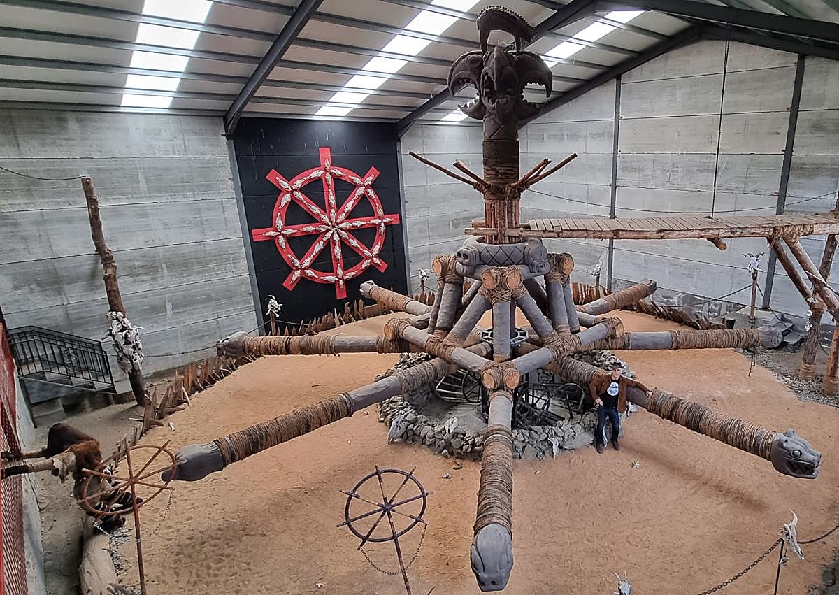 Imagen secundaria 1 - 1. Joseba del Valle, junto a La Rueda del Dolor. 2. Vista general de la maquinaria en el recinto de Salamanca donde se guarda. 3. Arnold Schwarzenegger, en un fotograma de la película.