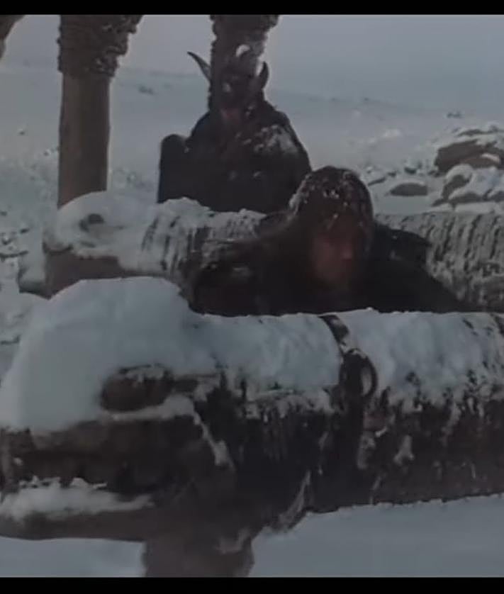 Imagen secundaria 2 - 1. Joseba del Valle, junto a La Rueda del Dolor. 2. Vista general de la maquinaria en el recinto de Salamanca donde se guarda. 3. Arnold Schwarzenegger, en un fotograma de la película.