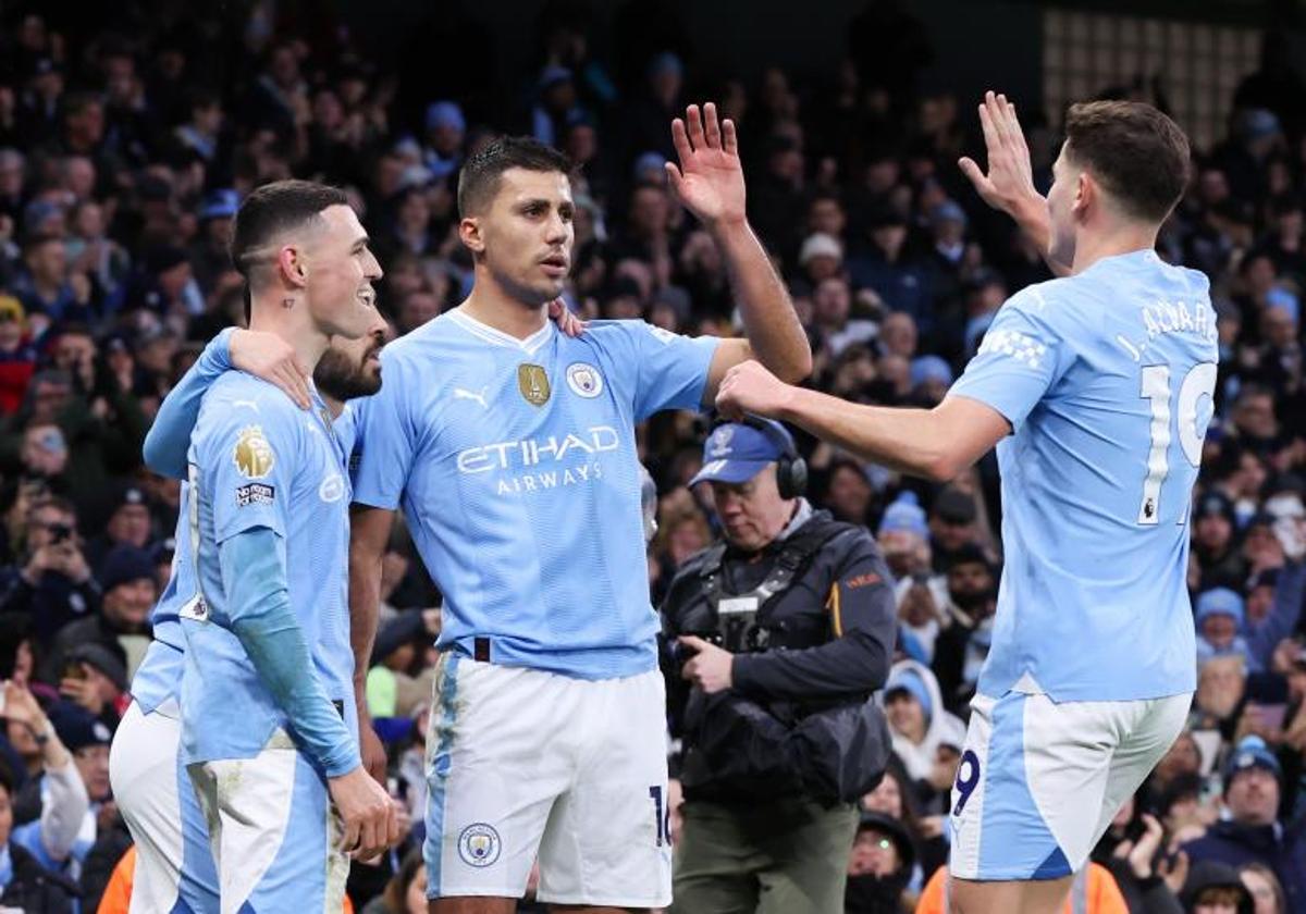 Foden y Julian Álvarez celebran con Rodri el gol que abrió el triunfo del City ante el Sheffield United.