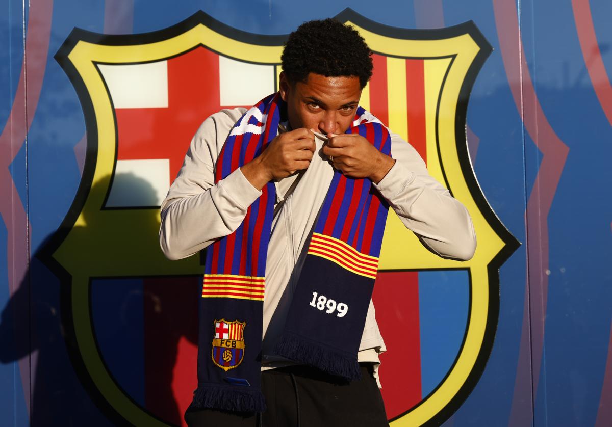 Vitor Roque, durante su presentación como jugador del Barcelona.