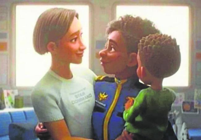 Fotograma de 'Lightyear', donde se besan dos mujeres.