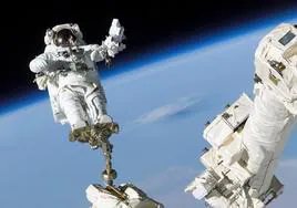 Un astronauta en un paseo espacial.