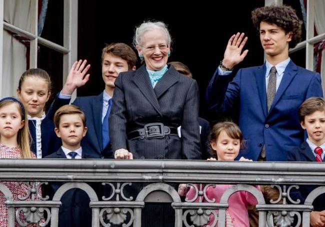 La reina danesa, junto a sus nietos, saluda a los ciudadanos de Copenhague desde el balcón del palacio real.