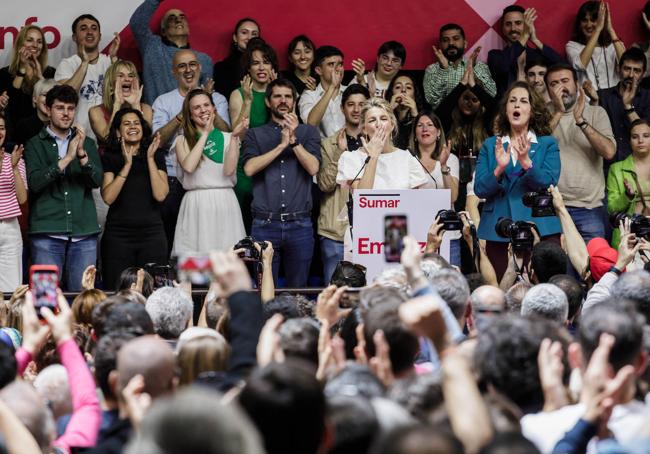 Abril. Yolanda Díaz formaliza su candidatura a la presidencia del Gobierno con Sumar, en un acto en el polideportivo Magariños sin Podemos.