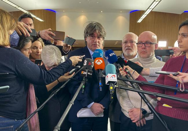 Enero. Puigdemont, tras la supresión delos delitos de sedición y malversaciónpactados por Sánchez y ERC.