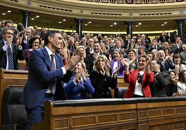 Noviembre. El presidente recibe la aclamación de su bancada una vez conseguida su reelección contra pronósticos y encuestas.