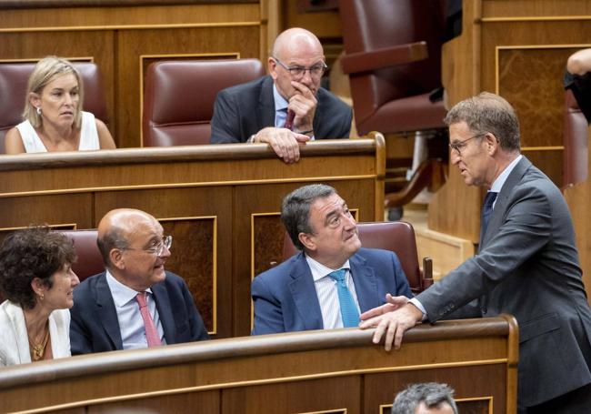 Septiembre. El líder del PP charla conlos diputados del PNV, cuyo apoyo nologró en su frustrada investidura.