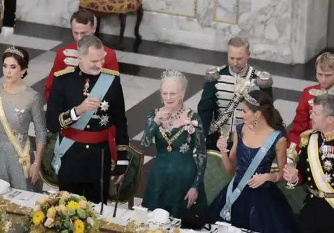 Los reyes de España junto a Margarita II y su familia durante la cena de gala celebrada en su viaje de Estado a Copenhague en noviembre pasado.